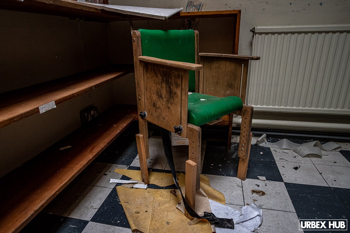 𝐂𝐨𝐭𝐭𝐨𝐧 𝐏𝐫𝐢𝐦𝐚𝐫𝐲 𝐒𝐜𝐡𝐨𝐨𝐥

A co-educational primary school located on the outskirts of Bangor, Northern Ireland. The school aimed to provide a supportive and inclusive environment for children aged 4 to 11 and followed the NI Curriculum.

urbexhub.com/cotton-primary…