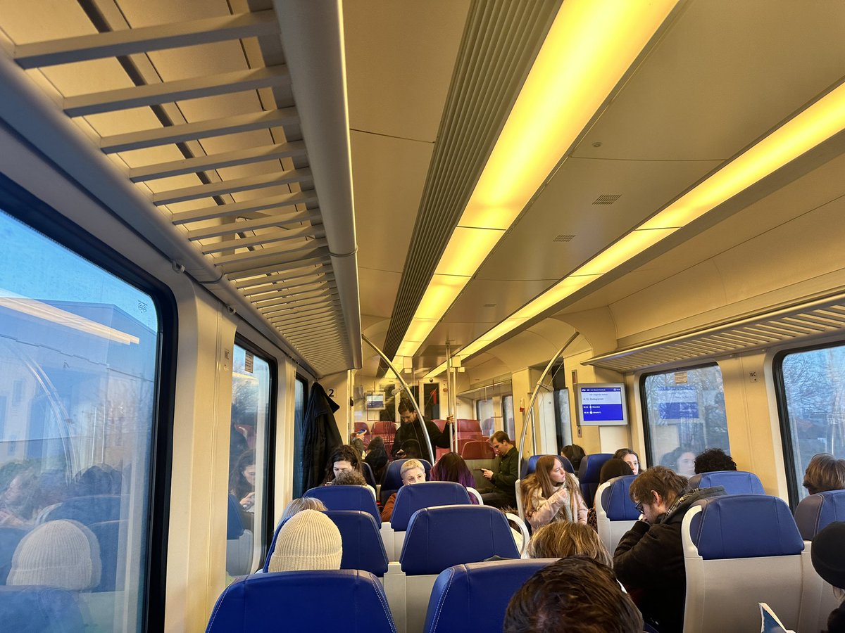 VrijndeSteede's tweet photo. Politiek idee: Waarom hangen we treinwagons niet vol ads (zoals in Japan) met als eis dat alle inkomsten hiervan bijdragen aan lagere ticketprijzen https://t.co/mk5G5vDZKV