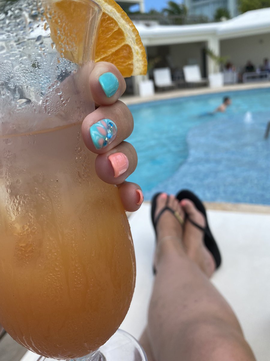 LouBouStar's tweet photo. Well full of a cold and still have a ‘to do’ list! I need some serious summer visualisation to get me through…#outwiththesnow #inwithfliplopsandfizz #northnorfolk #italia #bermudiful https://t.co/3BarkEaZxq