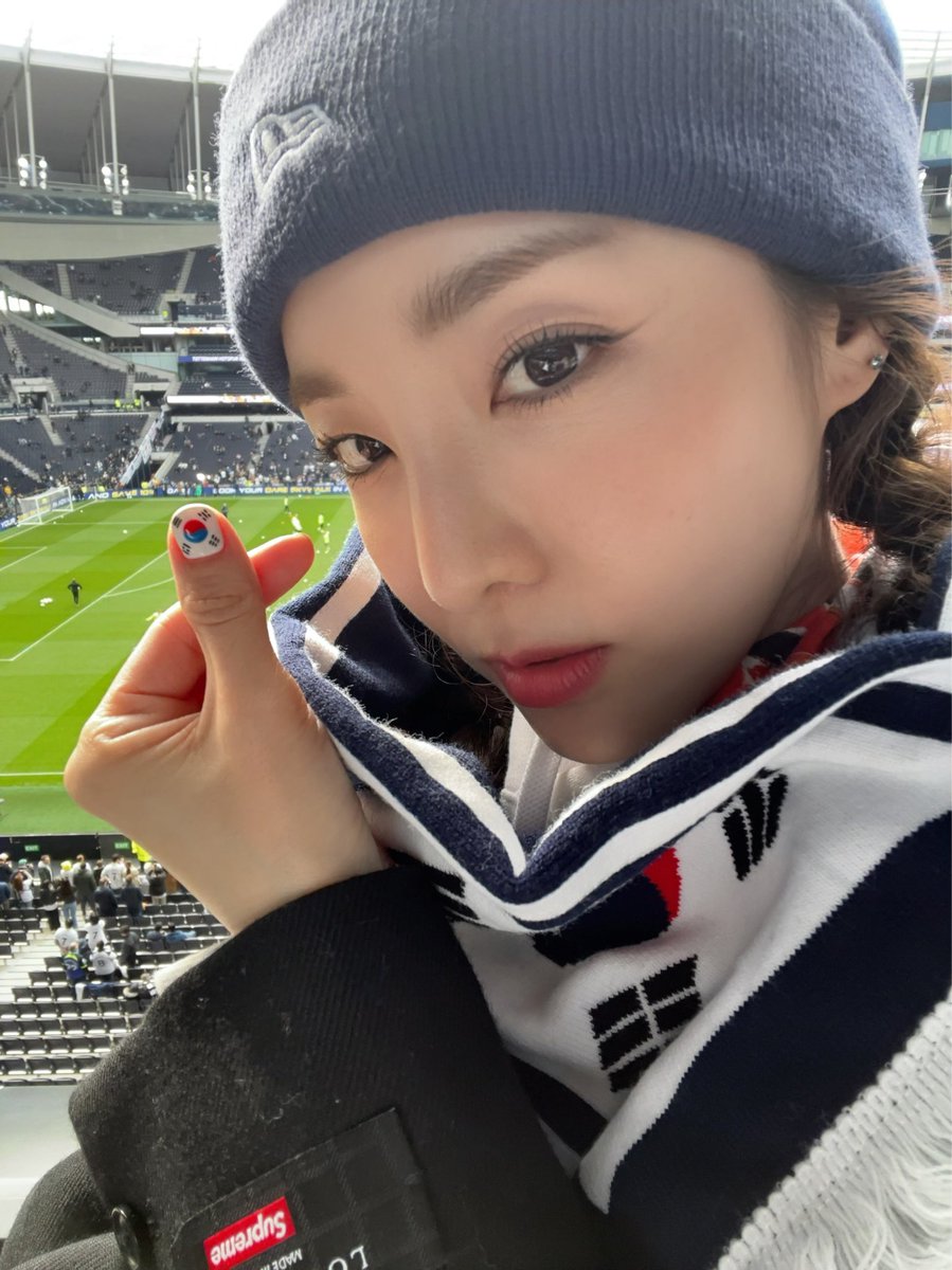 krungy21's tweet photo. 관중석에 한국에서 온 팬이나 태극기가 보이면 손흥민선수가 손을 흔들어준다고 해서 정성스럽게 네일아트로 태극기를 그리구갔다🇰🇷😀 너무 작아서 안보였겠지만 열심히 응원했어요~!!! 소니 고오오오오올~!!! 🥹⚽️👏🏻👏🏻👏🏻🥳 https://t.co/OC9Fp1H0wY
