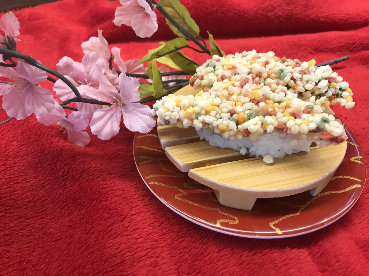 isedatentyou's tweet photo. 今が旬の桜鯛‼️桜鯛のあられ握り😄サクサク食感で味わってください。

#寿司 #sushi #回転寿司 #姫路グルメ #テイクアウト #ランチ #桜鯛 #鯛 #あられ #創作 #旬 https://t.co/xIucTXxlj1