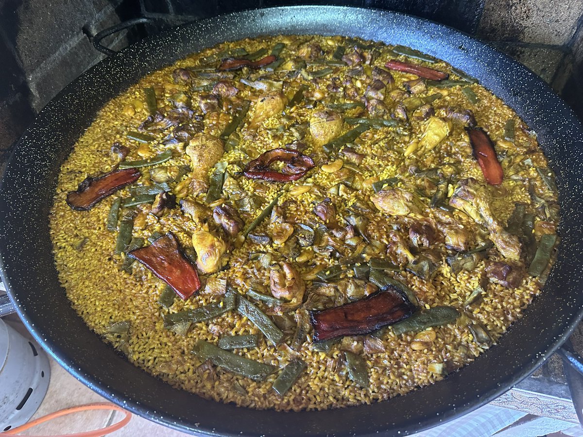 vic_pallares's tweet photo. #LaPaellaDeLosDomingos 

Hoy en el inicio de las #Fallas2023, nuestra paella tradicional.
El maridaje con una nueva referencia en casa #Muruve 2016, #tintadetoro Toro-Zamora.
@capac11s @vpallaresb1 @carloscp9 https://t.co/XtsaMXoSfg
