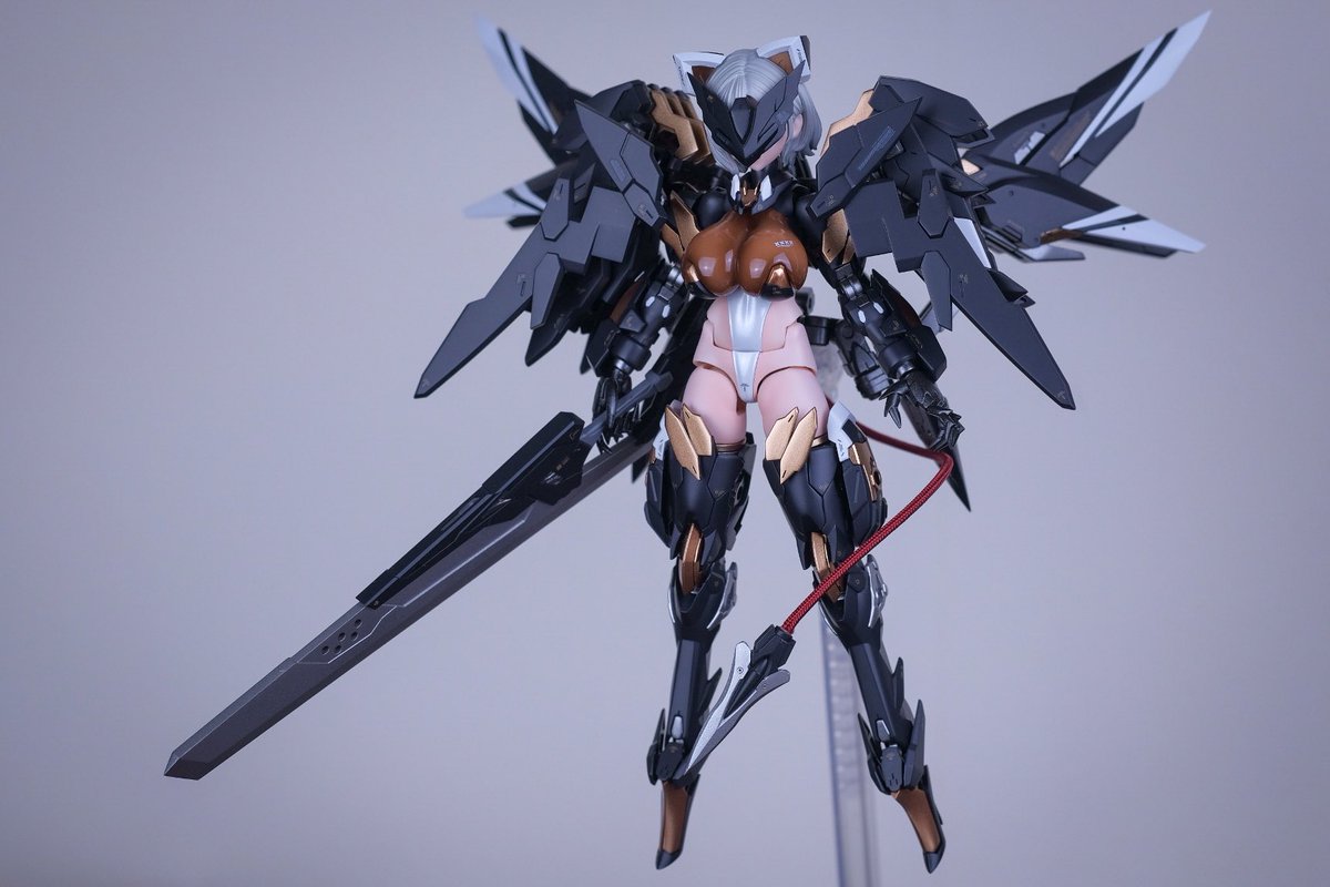 cieplala's tweet photo. #メガミデバイス 
型式番号SSN-WO/V2 ウーニウェルシタース出来た…！格闘専用スサノヲ！大剣装備してますが肉弾戦を好みます！リミッター解除時はアベルというAI人格に乗っ取られ敵味方構わず反応がなくなるまで戦います…！変形したら赤くなる塗料が欲しい…！！！ https://t.co/L1BLnqDkbv