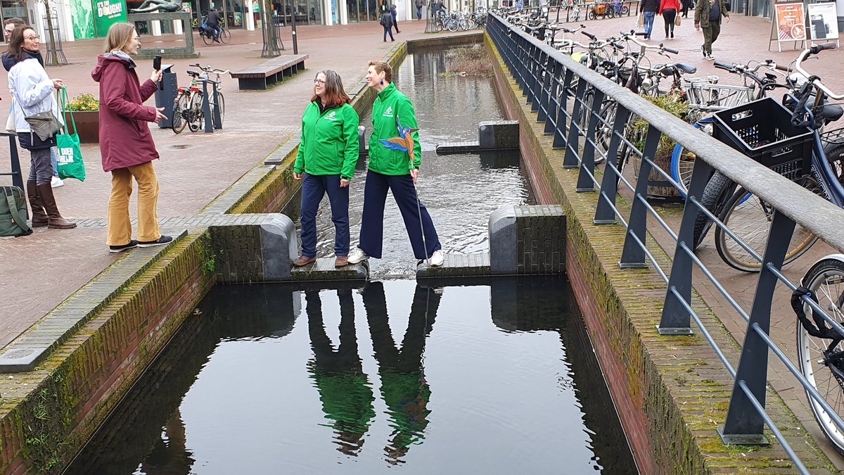 Opname <a href="/DeGelderlander/">De Gelderlander</a> met onze lijsttrekkers @astrid_meier en <a href="/AntoinetLooman/">Antoinet Looman</a> in de Sint Jansbeek! #Arnhem <a href="/WNVallei_Veluwe/">Water Natuurlijk Vallei en Veluwe</a> @waternatuur_rij