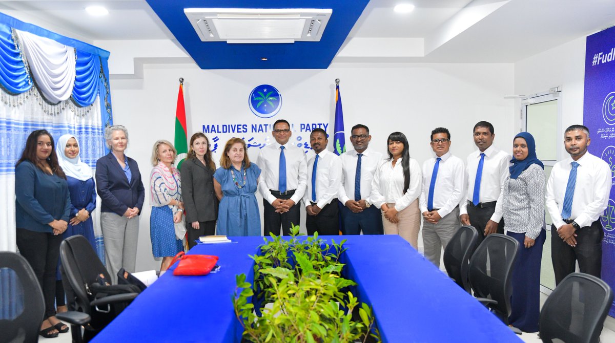 MNP_Secretariat's tweet photo. އީޔޫ އެކްސްޕްލޮރޭޓަރީ މިޝަންގެ ބޭފުޅުންނާއެކު މިއަދު އެމްއެންޕީ އޮފީހުގައި ބޭއްވި ބައްދަލުކުރުމުގެ ތެރެއިން. މި ބައްދަލުވުމުގައި އެމްއެންޕީގެ ރައީސް މުހައްމަދު ނާޒިމް އާއި އެމްއެންޕީގެ ނާއިބް ރައީސުންނާއި، ވިމެންސް ވިންގް ލީޑަރާއި، ޔޫތު ވިންގް ލީޑަރ ގެ އިތުރުން ސްޕޯކްސް ޕާރސަން ބައިވެރިވ��ލެއްވި.