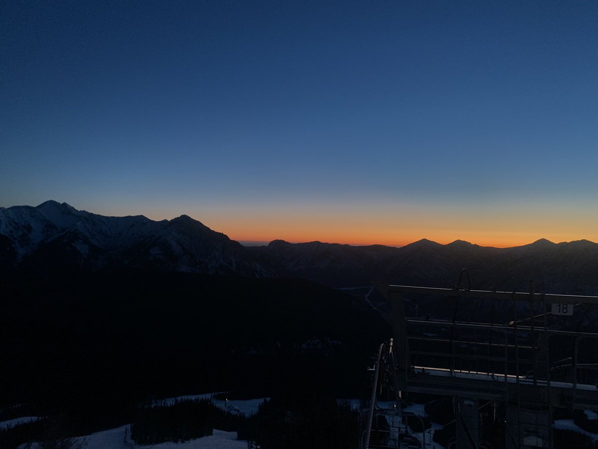Washed_Up's tweet photo. Beauty #sunrise from up top #GoldExpress chair @SkiNakiska -13c and going be a warm sunny day in #Kananaskis valley #ShareYourWeather #abstorm https://t.co/GsGOnMfnGu