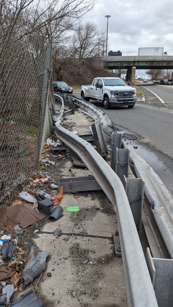 This stretch of the <a href="/ECGreenway/">East Coast Greenway</a> in Newark, NJ was effectively shut down by a wrecked guardrail. What can be done, <a href="/NewJerseyDOT/">NJDOT</a> ? maps.app.goo.gl/AfSMozYsnurLzF…