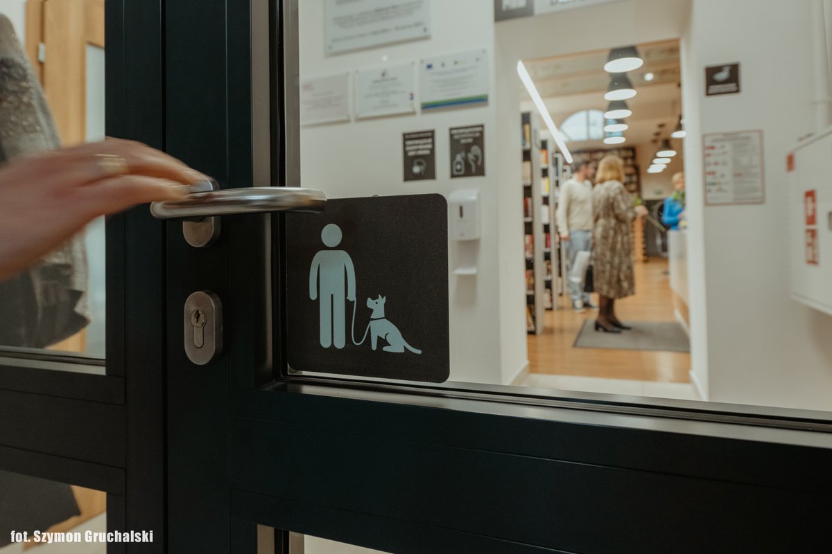 InstytutKsiazki's tweet image. „Szklane domy. Tak powstawała #biblioteka w Bieczu” - #reportaż Katarzyny Kachel pod tym tytułem opisuje kolejną wspaniałą bibliotekę powstałą w budynku dawnej synagogi dzięki Narodowemu Programowi Rozwoju Czytelnictwa 🇵🇱📖

➡ instytutksiazki.pl/aktualnosci,2,…

#Biecz #Małopolska