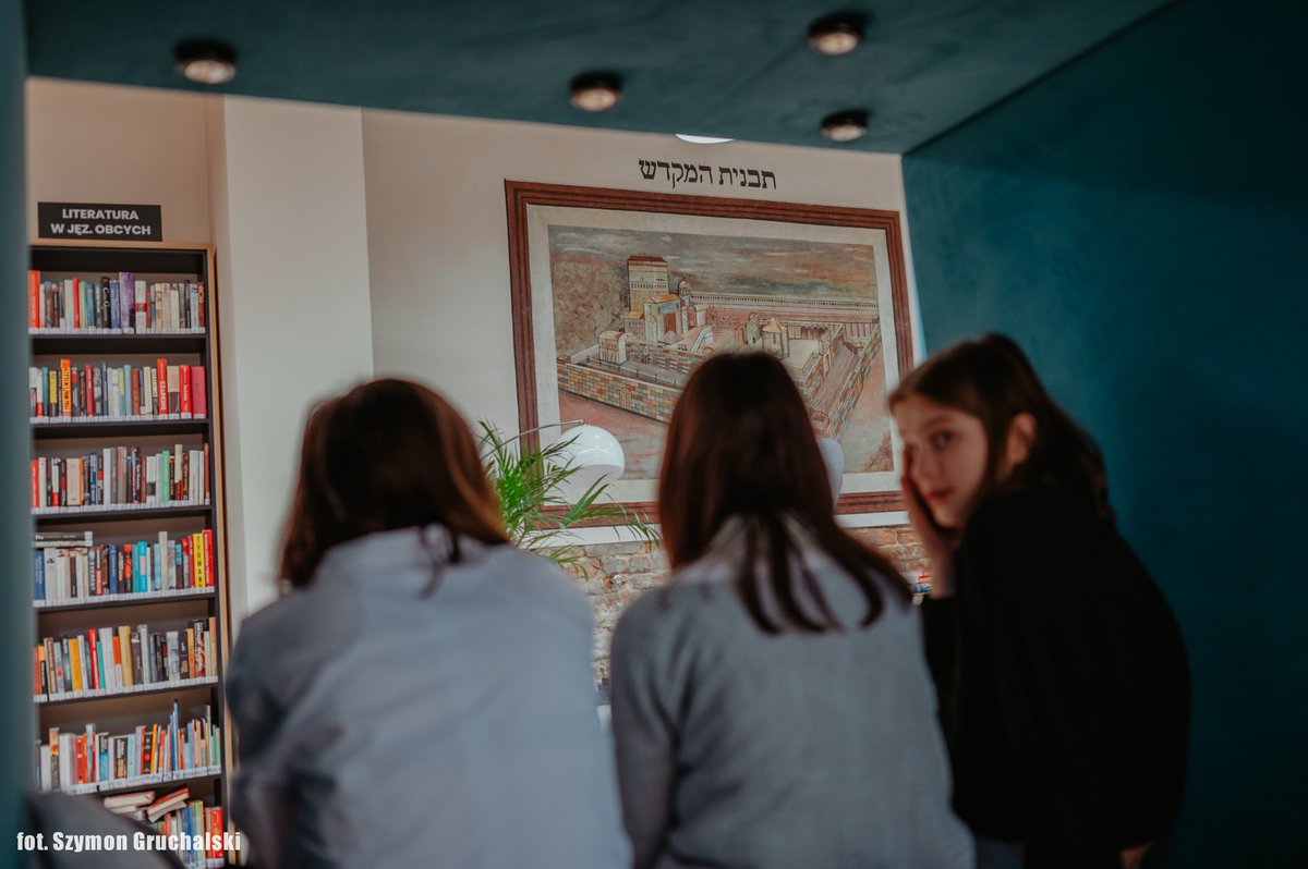 InstytutKsiazki's tweet image. „Szklane domy. Tak powstawała #biblioteka w Bieczu” - #reportaż Katarzyny Kachel pod tym tytułem opisuje kolejną wspaniałą bibliotekę powstałą w budynku dawnej synagogi dzięki Narodowemu Programowi Rozwoju Czytelnictwa 🇵🇱📖

➡ instytutksiazki.pl/aktualnosci,2,…

#Biecz #Małopolska