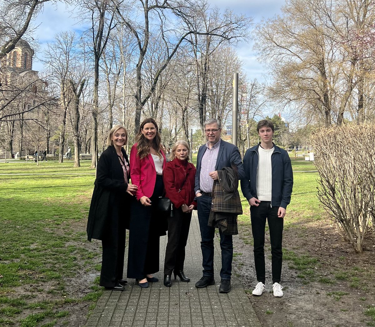 SweAmbBelgrade's tweet photo. Srećna sam što smo spojili 🇷🇸 i 🇸🇪 istraživanje o genocidu i kulturi sećanja sastankom prof Tomislava Dulića, Univerzitet u Upsali @uppsalauni i prof @KatarinaMelic, Univerzitet u Kragujevac. I Adrijan Dulić, student psihologije.
#TogetherForImpact #RememberReact https://t.co/GvhO5UBi0q