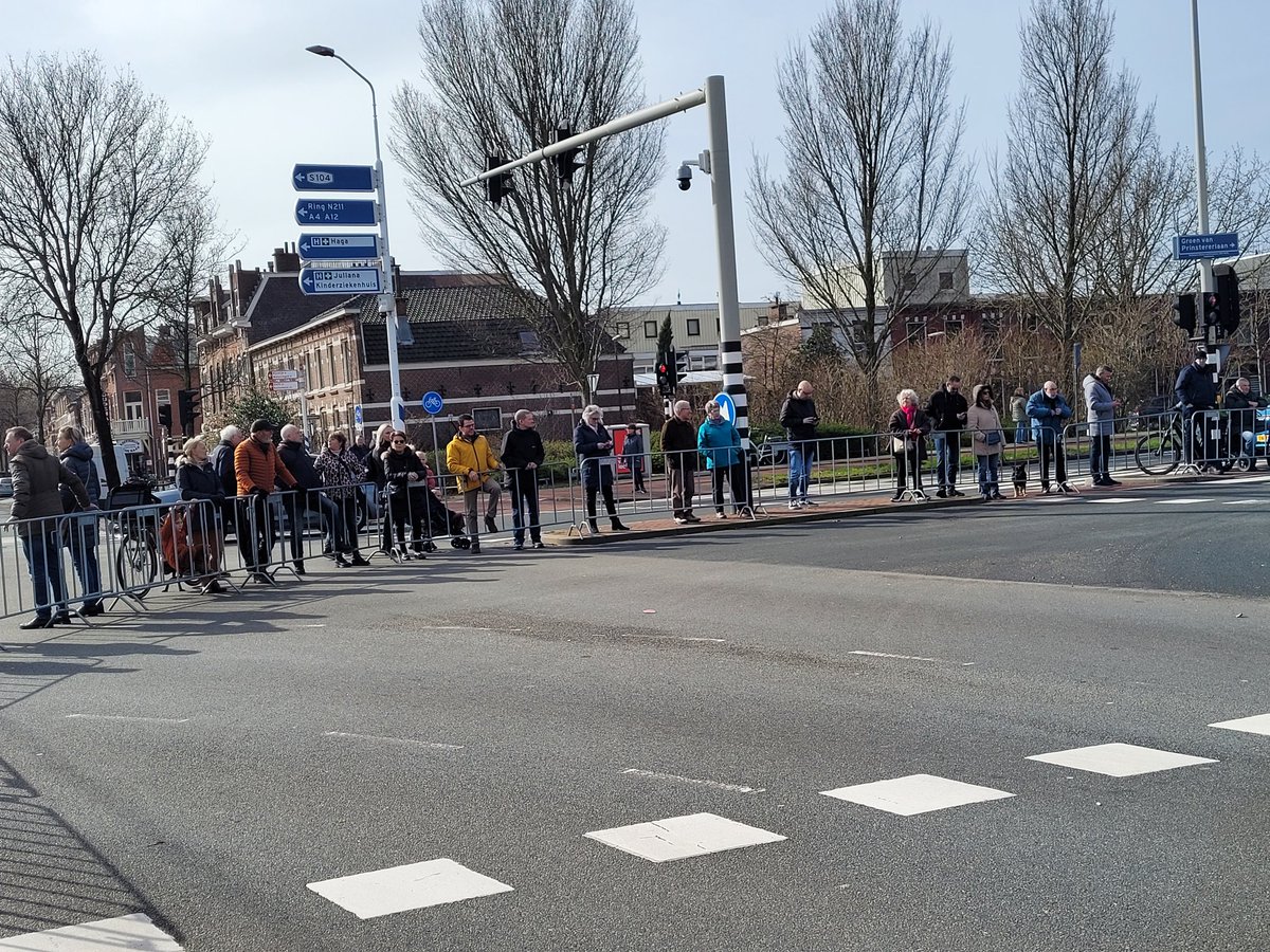 Henkruijl's tweet image. @CPCLoopDenHaag bocht Groen van Prinstererlaan is als vanouds klaar voor de 21 km.

@omroepwest 
@OmroepWestSport 
@DenHaagFM 

#CPC #cpcloop