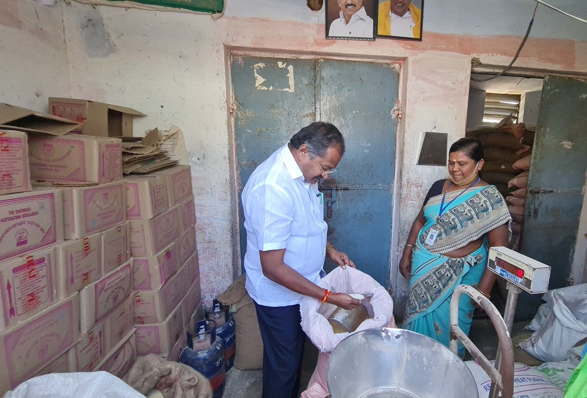 SalemPmkIT's tweet photo. #இல்லம்_தேடி_MLA 
#சேலம் சேலத்தாம்பட்டி நியாய விலை கடையில் உணவு பொருட்கள் தரம் மற்றும் அளவு சரியாக உள்ளதா என ஆய்வு செய்து மற்றும் இளைஞர்களை சந்தித்து பிரச்சனைகள் குறித்து அவர்களிடம் கேட்டறிந்தார் 
@arulramadassMLA அண்ணன்
#PMK #salem 🇷🇴 https://t.co/UJYujdvkGk