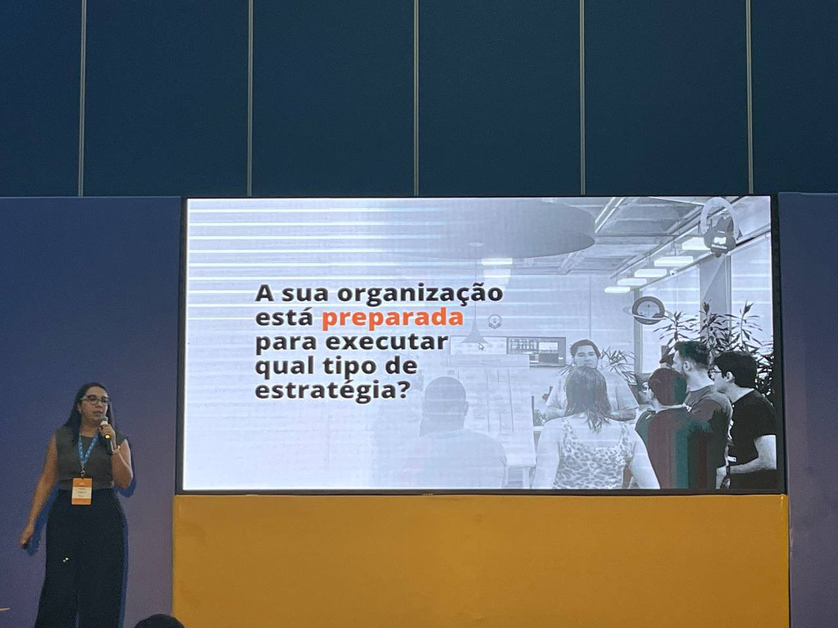 awleao's tweet photo. A muitos anos @mmiraglio me disse “o conhecimento do time deve ser considerado quando vamos definir a arquitetura do software. Ela não pode ser maravilhosamente moderna e o time não ser capaz de usá-la”. @moniralima traz novamente o ponto, mas dessa vez olhando para estratégia. https://t.co/gGUcLR5Z6s