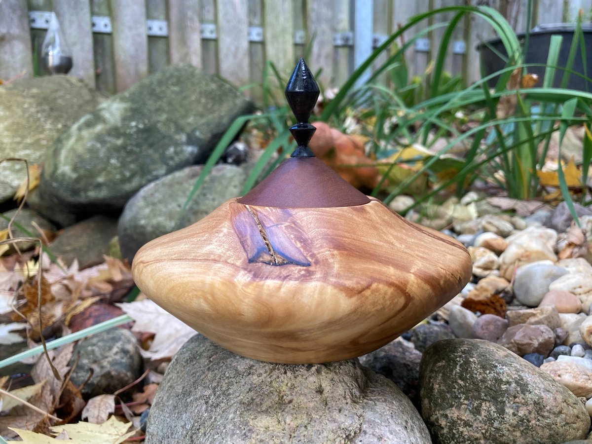 BergwerkD's tweet photo. small box made of a piece of maple with a lid made of a old furniture. the top finish is not so great

diameter: 5,5 inch
high: 4,1 inch

#wood #woodworking #woodwork #woodworker #woodart  #woodlathework #woodlatheworker  #holz #holzdesign  #drechseln #drechsler #hamburg #germany https://t.co/pEU25i7iAh