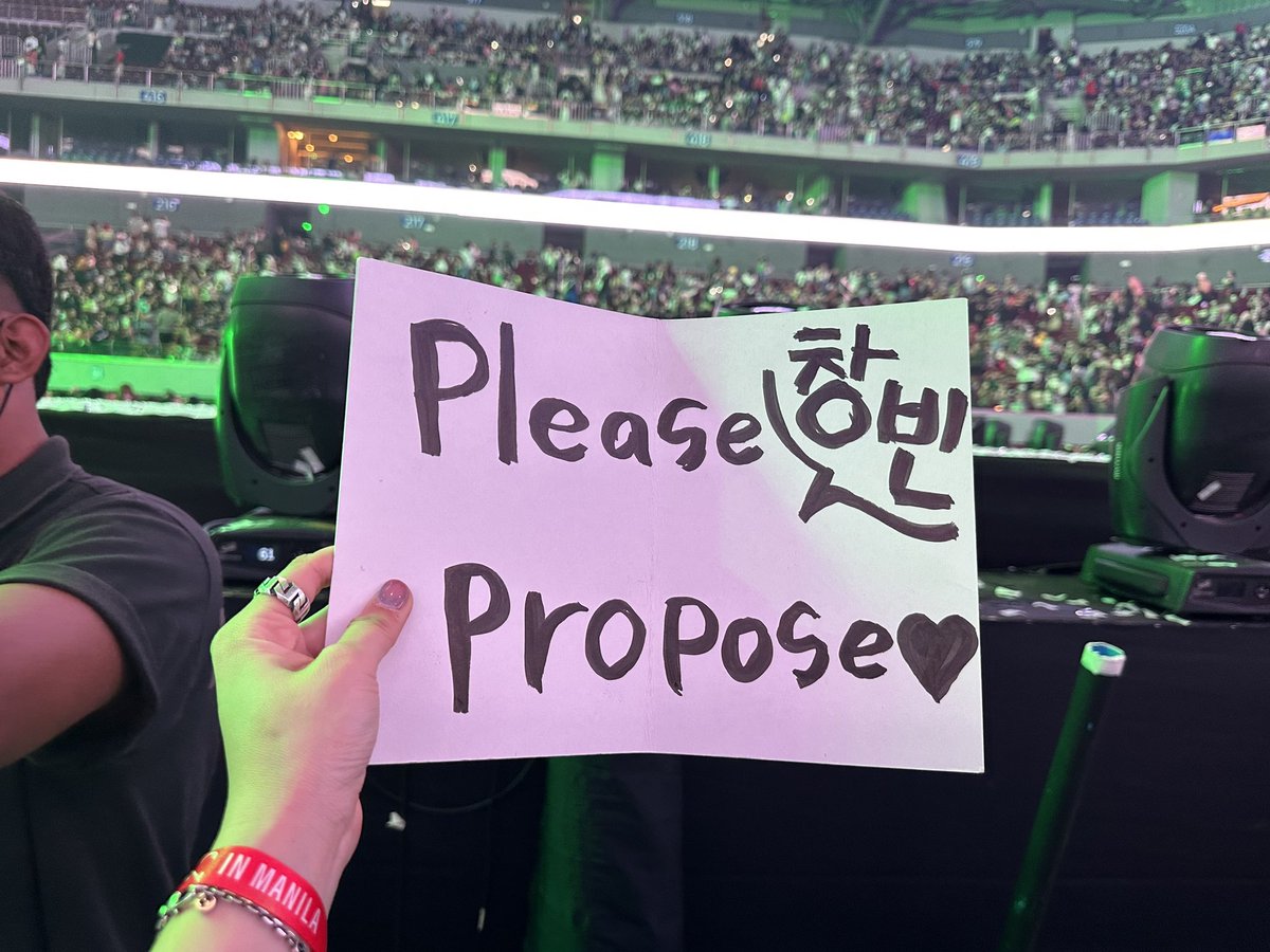 straykidsxzone's tweet photo. Op hizo un letrero pidiéndole a Changbin que le proponga matrimonio y Changbin.......

https://t.co/Oqi0tnaIip