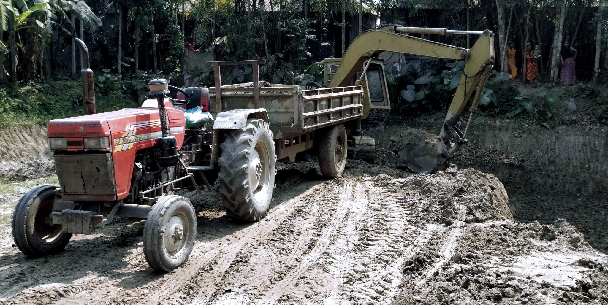 অবৈধভাবে মাটি কাটার দায়ে ৬০ হাজার টাকা জরিমানা: ভেকু জব্দ