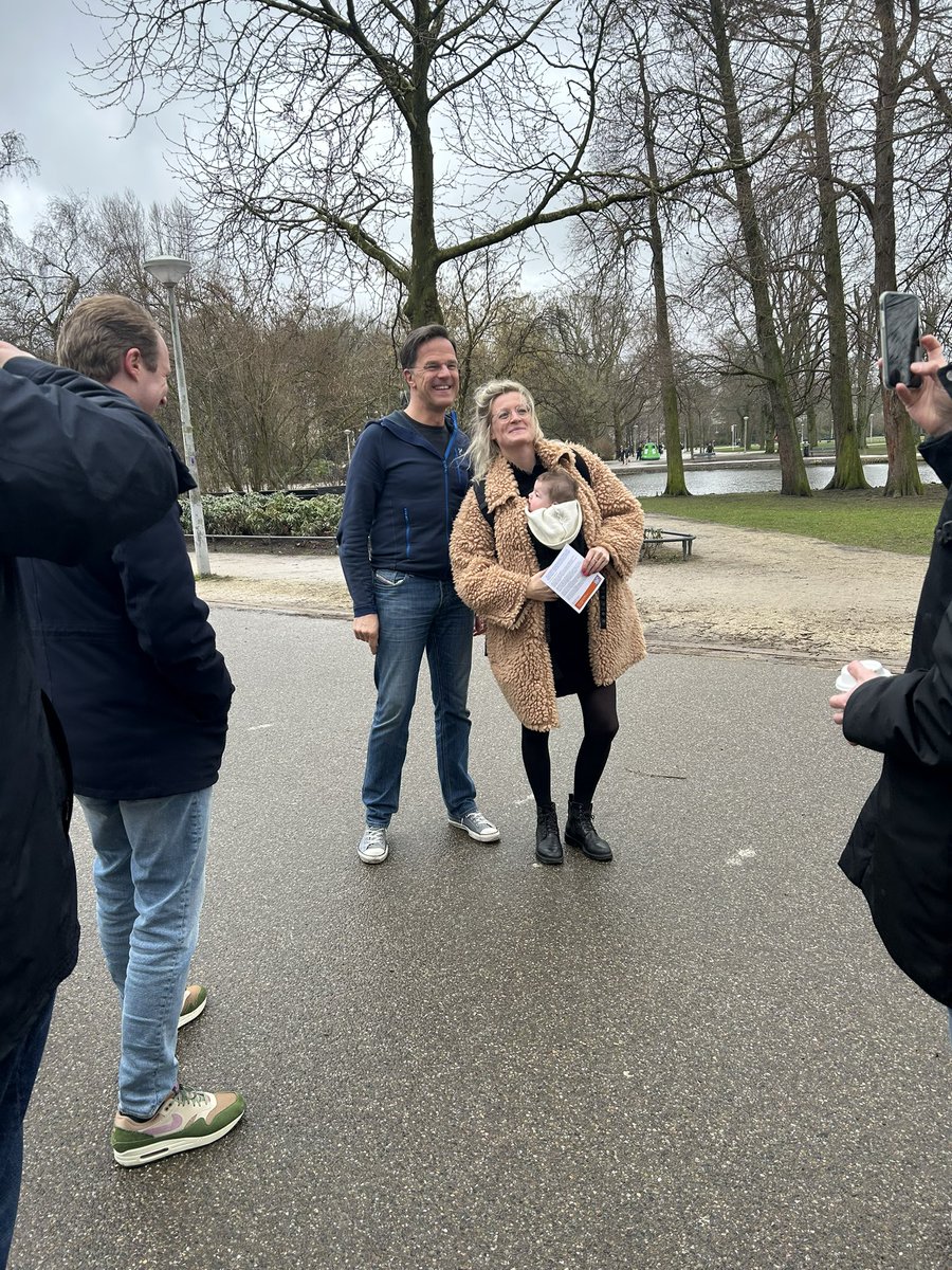 Gympen aan en gaan! Met <a href="/MinPres/">Dick Schoof</a> en onze Amsterdamse kandidaten <a href="/MariannePoot/">Marianne Poot</a> en Klaas Jeroen het Vondelpark rond. 

Gesprekken, hardlopers die stoppen voor selfies met Mark en foto’s met kleine Amsterdammers. <a href="/VVDAmsterdam/">Amsterdamse VVD</a>