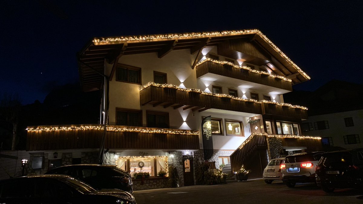 marfauped's tweet photo. #Arrivederci #CortinadAmpezzo #MilleGrazie @thenorthfaceit @cortina360 #xplrpass #neverstopexploring 
Cap de setmana per recordar! 😍🥰 https://t.co/ViiOP7L3KH