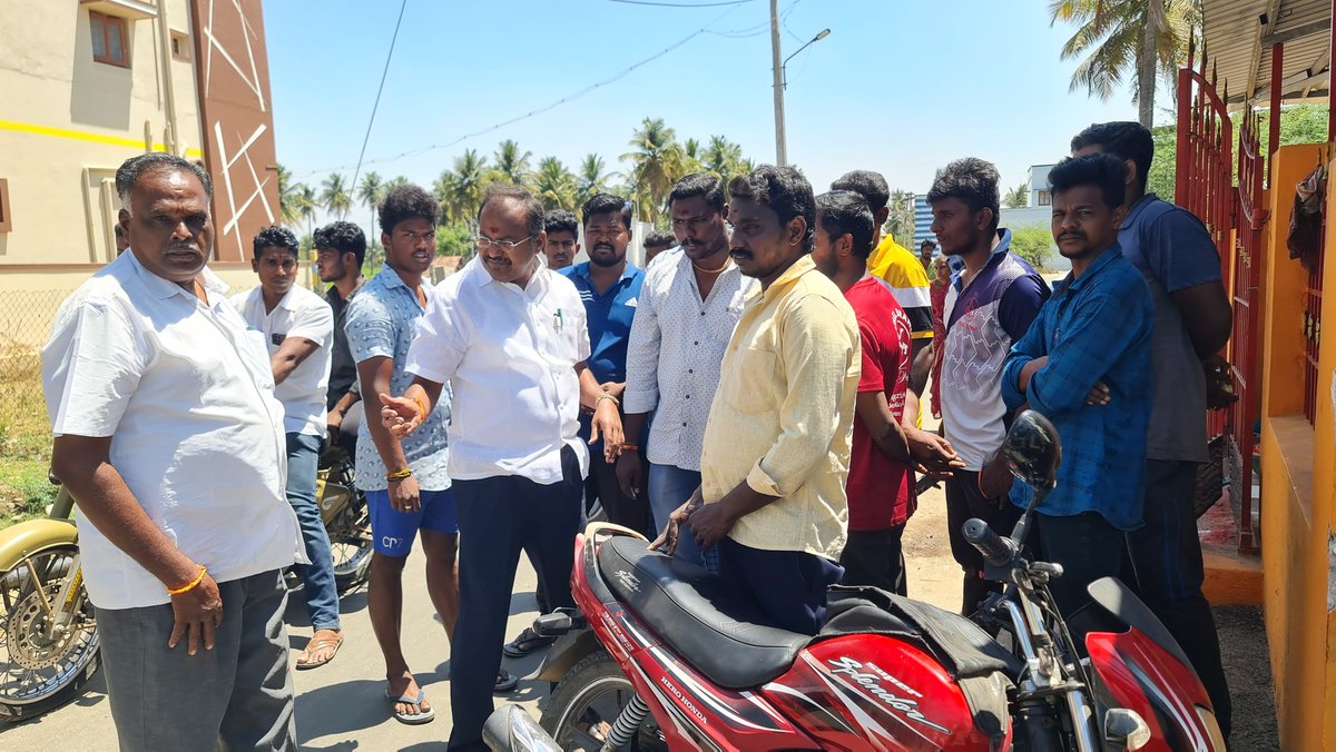 SalemPmkIT's tweet photo. #இல்லம்_தேடி_MLA 
#சேலம் சேலத்தாம்பட்டி காளியம்மன் கோவில் பகுதியில் .
மக்கள் சந்திப்பில் 
@arulramadassMLA அண்ணன்❤️
#PMK #Salem 🇷🇴 https://t.co/hgM36OUTF4