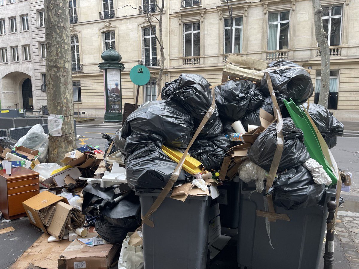 La Maire de Paris doit arrêter de soutenir la grève du ramassage d'#ordures!
Et demande par requisition les déblocages:
-des garages, où sont les bennes, -des sites d'incinération et de décharge autour de Paris.

La salubrité de la ville passe avant ses petits calculs politiques!