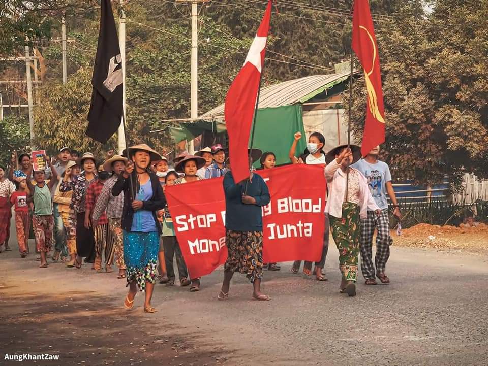 KLP_Burma's tweet photo. ချင်းတွင်းမြစ်ကမ်းဘေး ကျေးရွာများ သပိတ်စစ်ကြောင်း ဦးဆောင်ကာ ယနေ့ မတ်လ ၁၂ ရက်နေ့တွင် အကြမ်းဖက် စစ်တပ်ထံ ရင်းနှီးမြုပ်နှံထားသည့် @pttplc_official တံဆိပ်ပါ ကုန်ပစ္စည်း မသုံးစွဲရေး ချီတက် ဆန္ဒပြခဲ့ကြပါတယ်။

Photos : AungKhantZaw 

@POTUS

#Sanction_MOGE 
#WhatsHappeningInMyanmar https://t.co/YzOBsZu8jJ