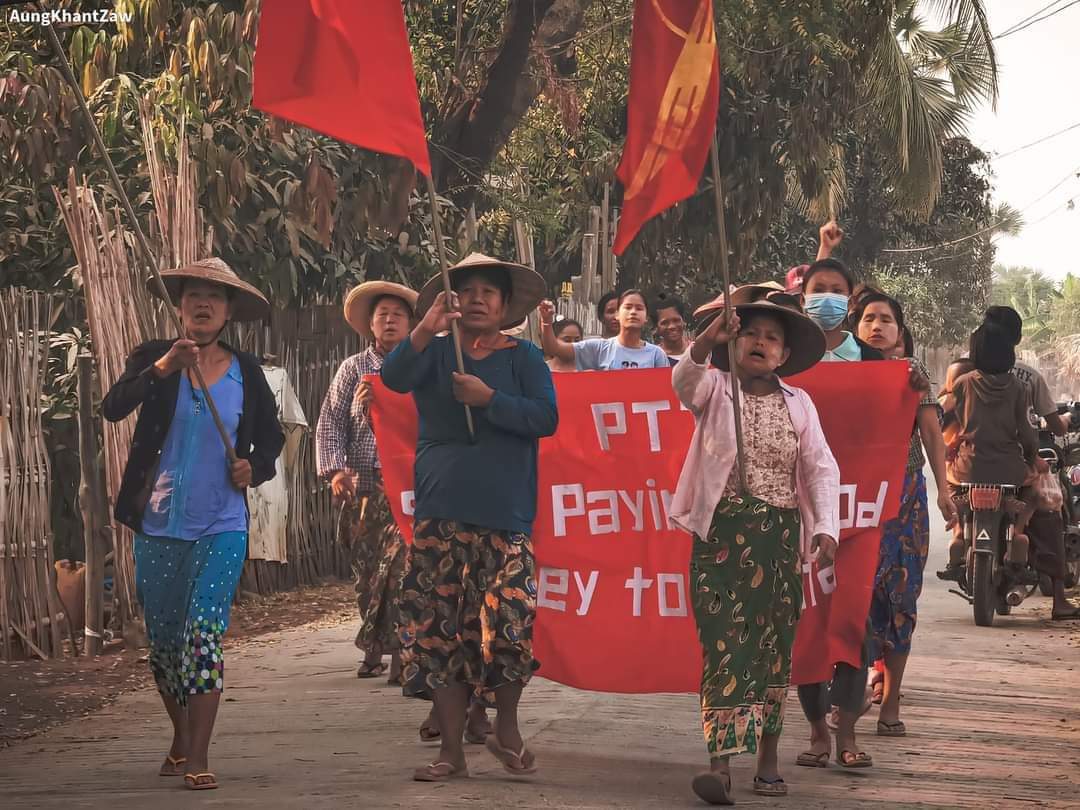 KLP_Burma's tweet photo. ချင်းတွင်းမြစ်ကမ်းဘေး ကျေးရွာများ သပိတ်စစ်ကြောင်း ဦးဆောင်ကာ ယနေ့ မတ်လ ၁၂ ရက်နေ့တွင် အကြမ်းဖက် စစ်တပ်ထံ ရင်းနှီးမြုပ်နှံထားသည့် @pttplc_official တံဆိပ်ပါ ကုန်ပစ္စည်း မသုံးစွဲရေး ချီတက် ဆန္ဒပြခဲ့ကြပါတယ်။

Photos : AungKhantZaw 

@POTUS

#Sanction_MOGE 
#WhatsHappeningInMyanmar https://t.co/YzOBsZu8jJ