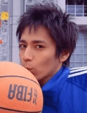 samugetanbba's tweet photo. 若い子が見てどう思うんか謎や㌔、今はおじさんになった芸人さんが若い頃にｷｬｰｷｬｰ言われてたbaseよしもと黄金期って言われた頃があってな…確かにｺﾞﾄｳも人気あったし黄金ビジュメンはやっぱ徳ｲ、井ｳｴが揺るぎなかったし、個人的にはｼｬﾝﾌﾟｰﾊｯﾄも推す https://t.co/oKGsgXfQRC