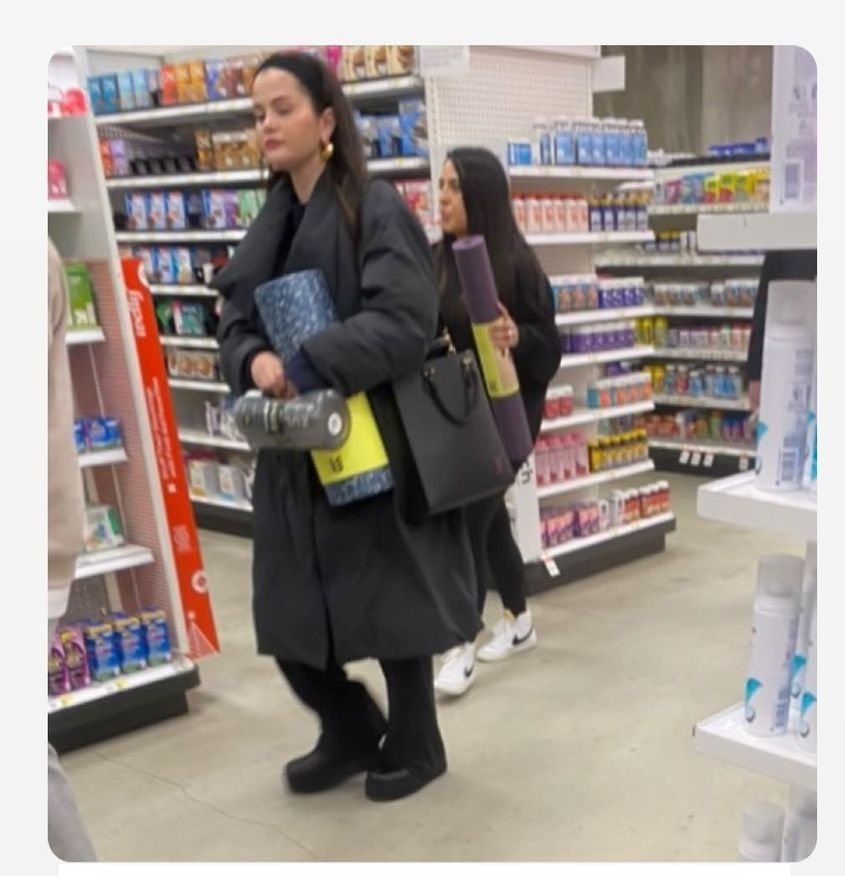 selena-buying-gym-equipment-at-store-in-new-york-march-5