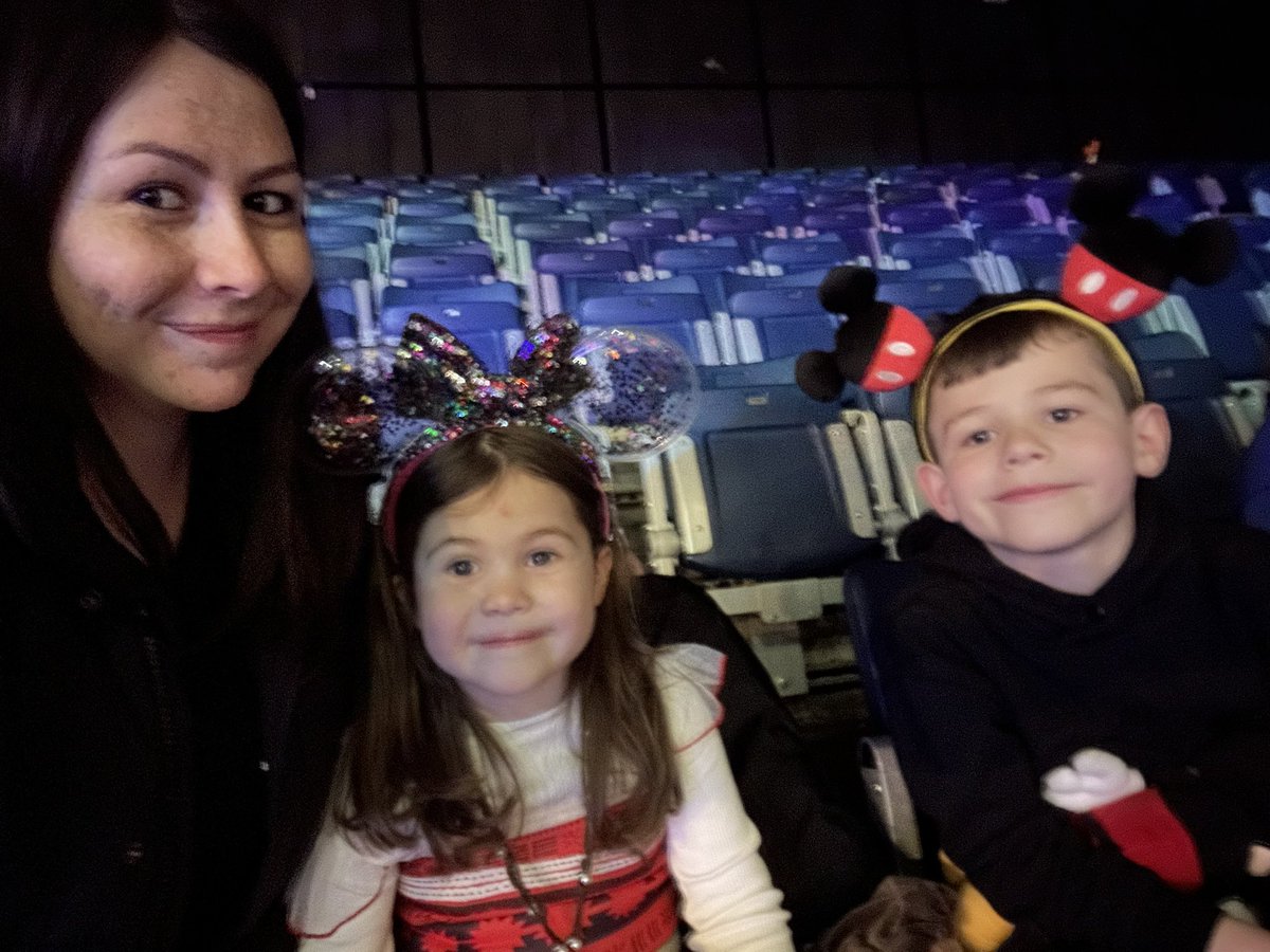 Jaadeepulling's tweet photo. @DisneyOnIce so excited #disneyonice https://t.co/I4VTlPJRSe