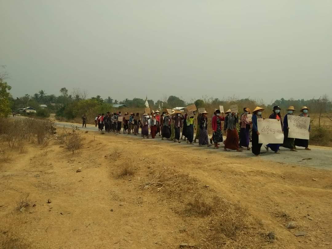 KLP_Burma's tweet photo. "စစ်အာဏာရှင်ကျဆုံးသည်အထိတိုက်မဲ့
ကန့်ဘလူအထွေထွေသပိတ်"

စစ်ကိုင်းတိုင်း ကန့်ဘလူမြို့နယ်ရှိ ကျေးရွာတစ်ရွာတွင် ပြည်သူများ စုပေါင်း၍ ယနေ့ မတ် ၁၂ ရက်နေ့တွင် စစ်အာဏာရှင် ဆန့်ကျင်ရေးသပိတ်ချီတက်ခဲ့ကြပါတယ်။

@POTUS #Sanction_MOGE 

#WhatsHappeningInMyanmar https://t.co/WveqoiE7qL