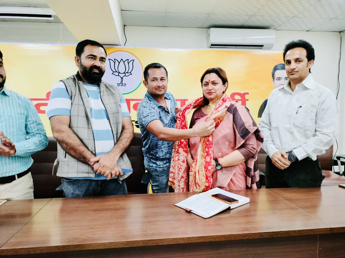 RekhaMAHAJAN7's tweet photo. Chaired the meeting of Yuva morcha District Jammu South  organised by District President  Monu Slathia.Newly Nominated Prabhari’s @dikshantBJP, Mohit Singh were also felecitated in the programme.District Prabhari Rohiin Chandan was also present in the meeting .
@ImRavinderRaina https://t.co/lk65YgbAdP