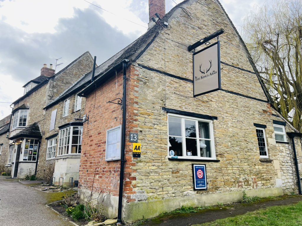 SarahBridge100's tweet photo. Exploring the lovely county of Rutland and discovering some unique pubs - currently in @thekingsarmsinn and loving the warm fire, real ales and home produced local food @jimmysmokehouse #pubs #rutland #stayinapub #pubwithrooms https://t.co/FrSi4IcDww