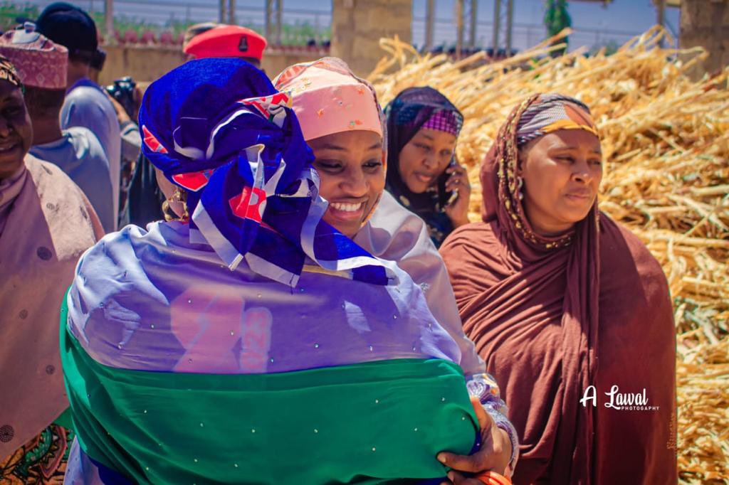 fatimatukr's tweet photo. Nigeria’s First Lady H.E Dr. Aisha Buhari donated 5000 bags of rice to Katsina and I was there alongside H.E Hajiya Hadiza Bello Masari to witness the onward distribution. We thanked Nigeria’s First Lady, Dr. Aisha Buhari for her continuous generousity to us in Katsina. https://t.co/0iLgXN5qop