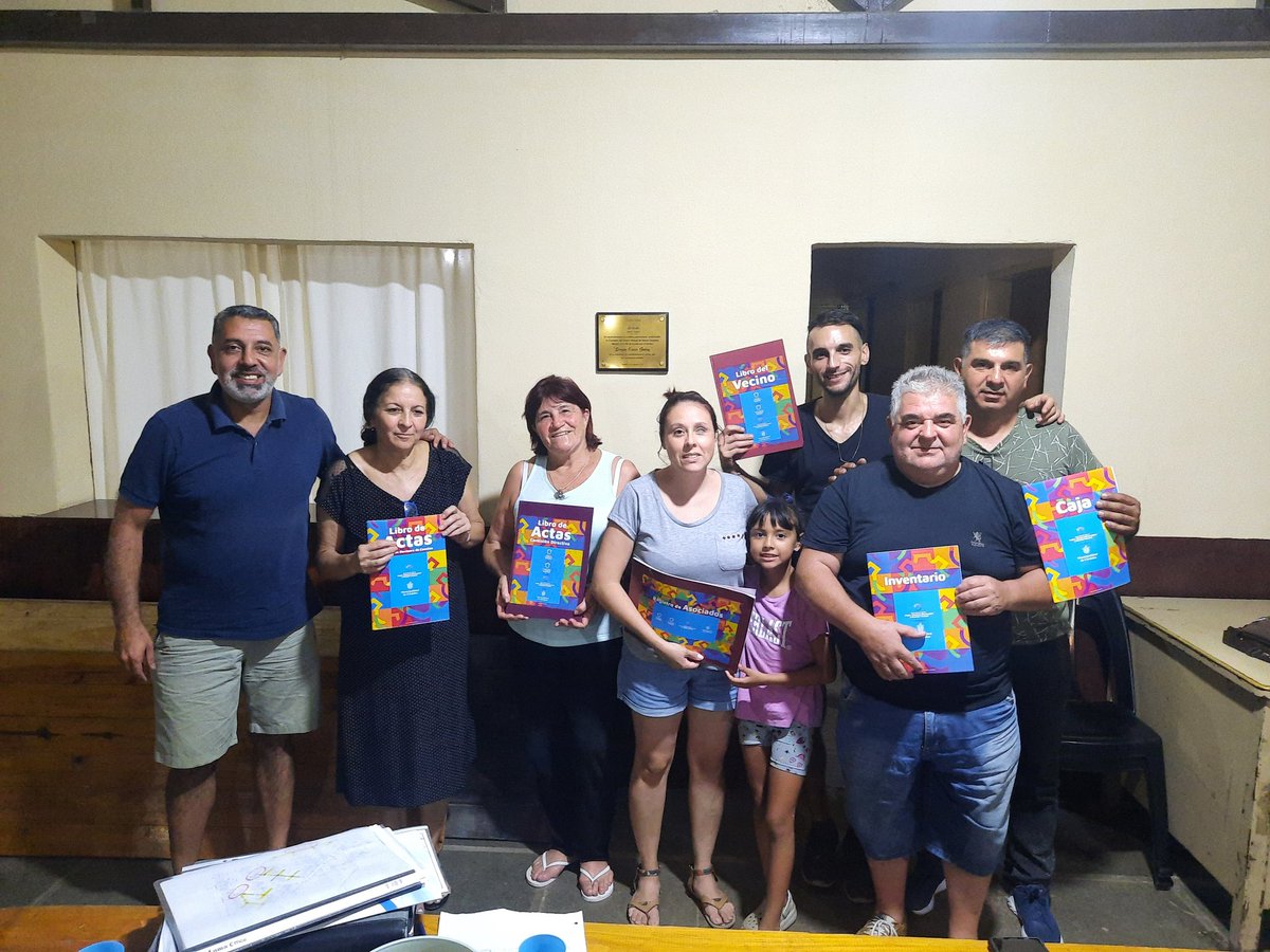 Primera reunión de Comisión!!
(Nos acordamos al final de la foto, ya vari@s se habían retirado 🤦‍♂️).
En breve empiezan nuevas actividades en la sede!!