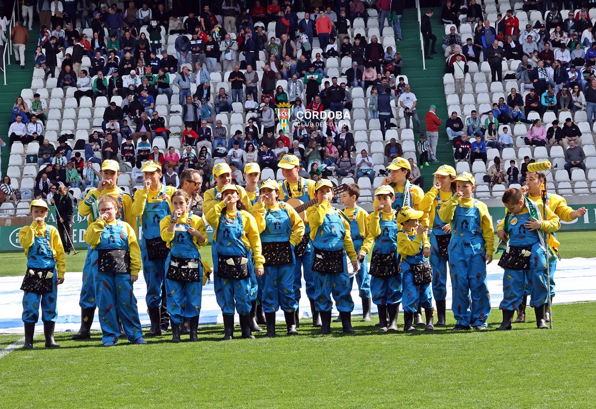 CordobaCF_ofi's tweet photo. 📸 La chirigota infantil “Los Minions”, ganadora del II Certamen de Coplas Cordobesistas 🎭, actuó en el descanso del #CórdobaCeuta y recibió su premio.

¡𝔼𝕟𝕙𝕠𝕣𝕒𝕓𝕦𝕖𝕟𝕒!

#CarnavalCCF 🎭💚 https://t.co/sEGFN7FZrZ