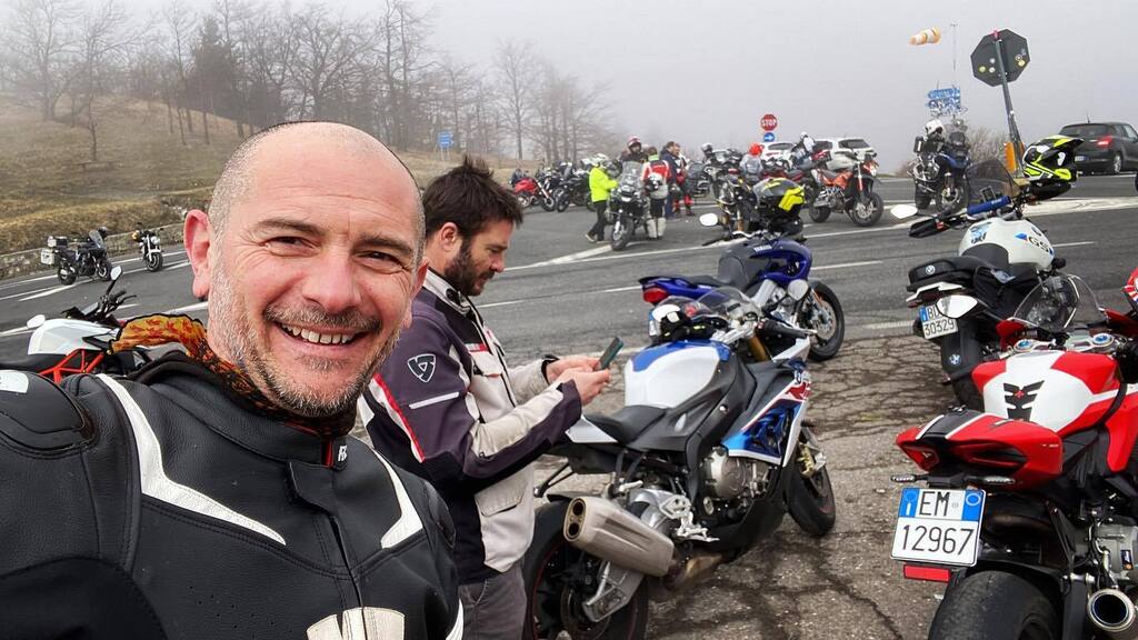 Sunny valleys and misty mountain tops! The season could not start with a better rubber burn session… absolutely magnificent ride!!!
#ducati #ducatipanigale #ducatistagram #raticosaSunny valleys and misty mountain tops! The season could not start with a better rubber burn ses…