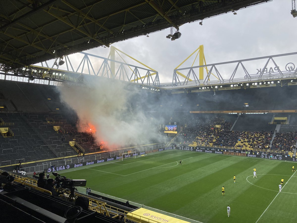 BVB-Fans verbrennen die Pyro-Reste vom #Derby gegen #Schalke #sgd1953 #BVBSGD
