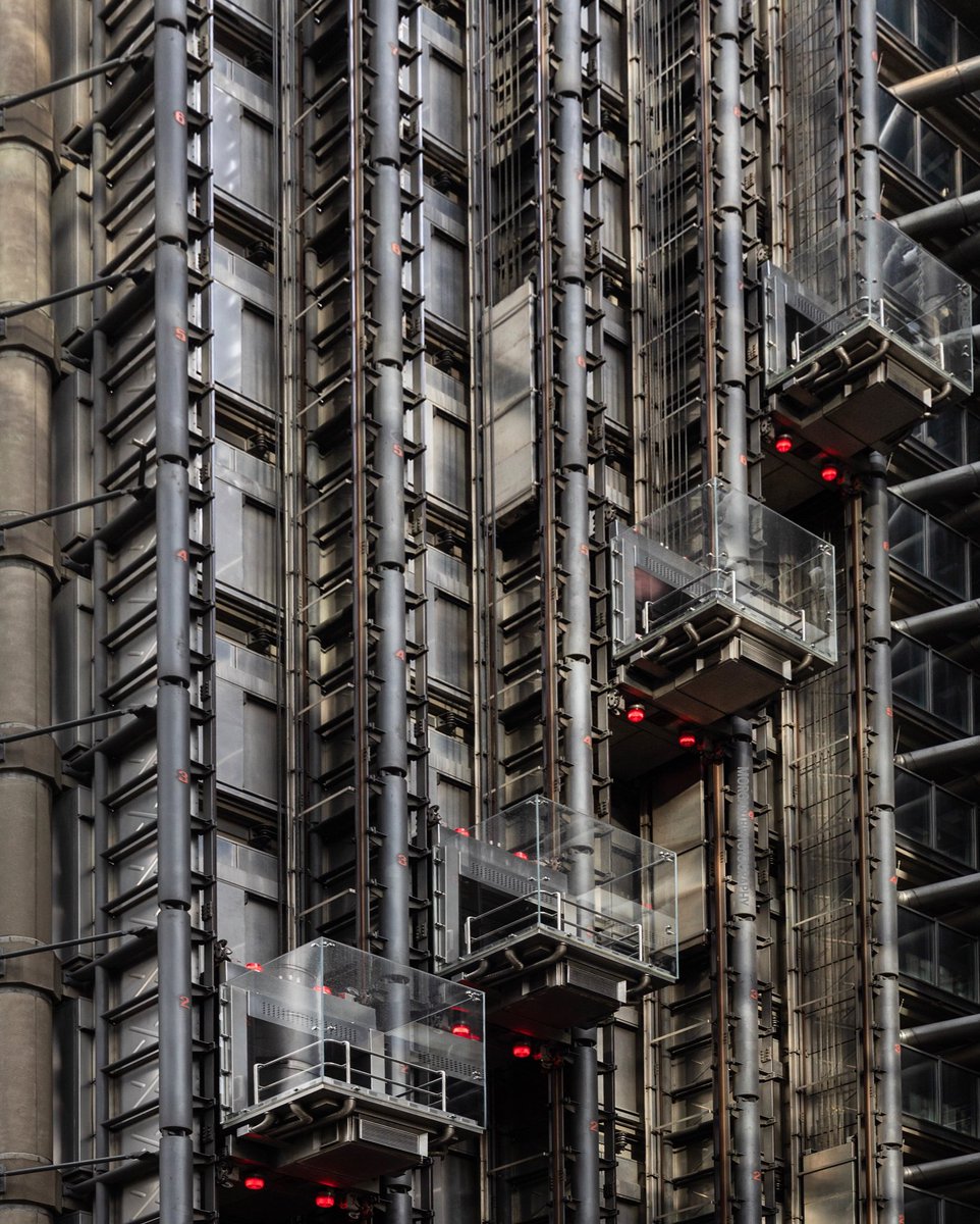 #lloydsbuilding #insideoutbuilding #hightecharchitecture #richardrogers #insideout #industrial #industrialdesign #industrialphotography #landscape #londonarchitecture 
#architecture #urbanlandscapephotography #landscapearchitecture #architecturelandscape #avantgarde #metal