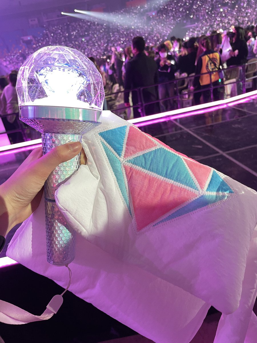 jonjal_want's tweet photo. 안녕하세요 .. 공계가 없어서 구독계에 씁니다 ...,,, 정한이 가방 줫어요 ...,,, 대화는 토끼 키링만 빼달라고 ,,, 콱 떼라고 (ㅋㅋㅋㅋㅋㅋㅋㅋㅋㅋㅋㅋㅋㅋㅋ) 뭔 대화인지 궁금해하시는 분들이 보여 트윗합니다 .. 😇 영상도 있으신분 디엠으로 주시면 감삼다 .. ㅎ #캐럿랜드 #캐랜 #정한 #윤정한 https://t.co/GsQp5jQN2r