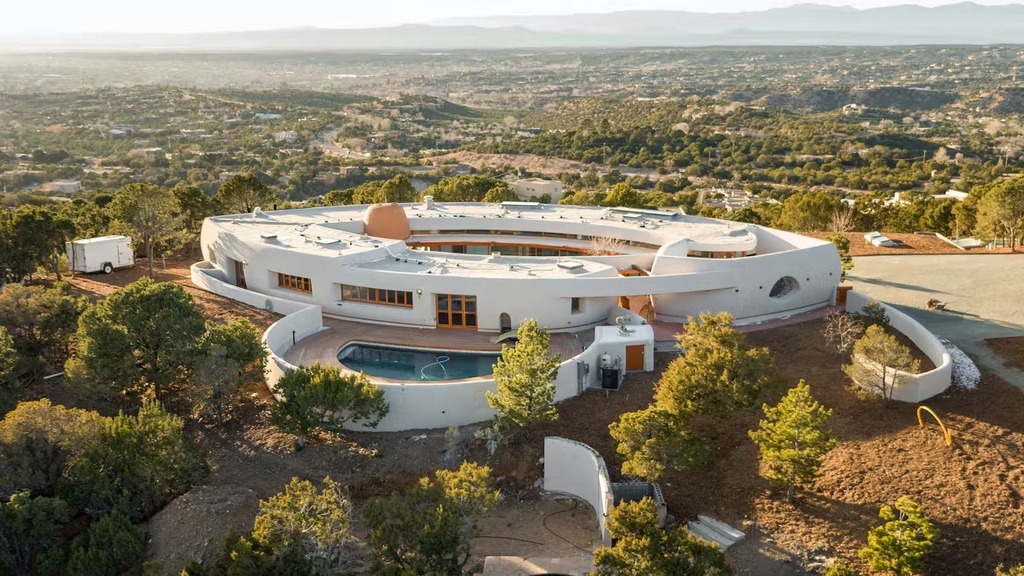 360modern's tweet photo. Frank Lloyd Wright's Only Adobe Design Rescued from Disrepair

When Richard Poe first saw Frank Lloyd Wright’s Pottery House in 2016, it was in a desperate state.

FULL STORY: https://t.co/9ifet0cWHS

#360modern #midcenturymodern #mcm #modernhome #architecture #design #FLW https://t.co/lphbOOfDhE