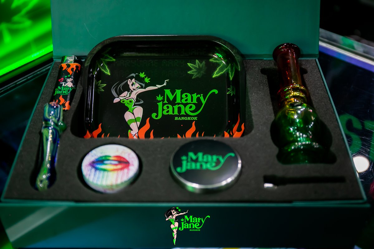 maryJanethai's tweet photo. 💚Mary Jane Thailand Monthly Promotions😀

🍀BUY 7G or more and get a FREE Mary Jane Rolling Tray!🍀Check out our monthly joint promotions too by clicking below👇

💚You get more for your moolah down at Mary's💚

https://t.co/nlY1WUyLgN https://t.co/Cro1vT2UQ2