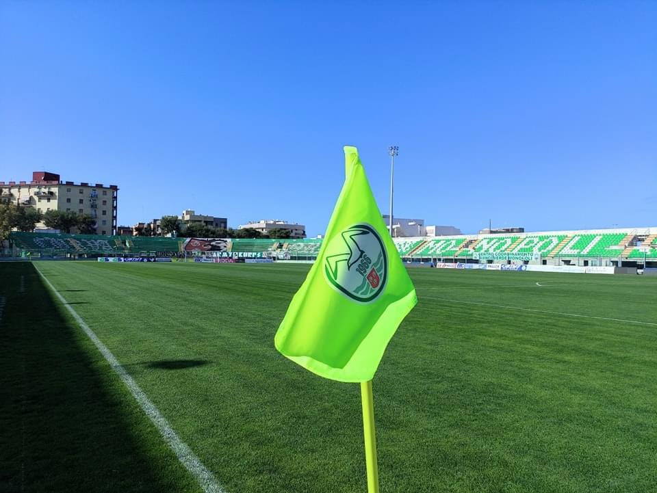 MonopoliCalcio's tweet photo. Il Veneziani è pronto ad accogliervi 🏟️
🎟️ Biglietti acquistabili fino all'inizio del match presso tutti i punti vendita Ciaotickets e dal botteghino dello stadio Veneziani.
Mancano 3 ore e poi sarà #MonopoliAndria ⏳
Vi aspettiamo‼️
#umnapl #SerieC #Monopoli #derby https://t.co/7Hps6SYCRp