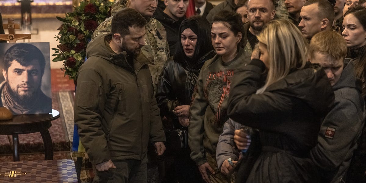 CustDriven's tweet photo. President Zelenskyy among large crowds mourning 'Da Vinci,' a celebrated 27-year-old battalion commander killed near Bakhmut https://t.co/lMlkIWTOEE https://t.co/AiJzU8OwXZ