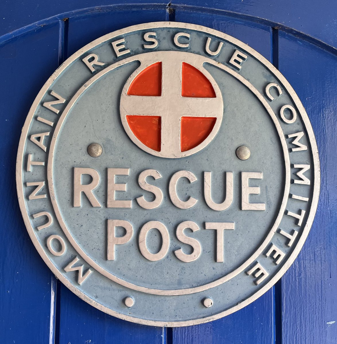 SDSussex's tweet photo. The red jacket family are the same across the UK. Today we visited @LlanberisMRT who welcomed some of our visiting team members. #onefamily https://t.co/pHswUBXnHF
