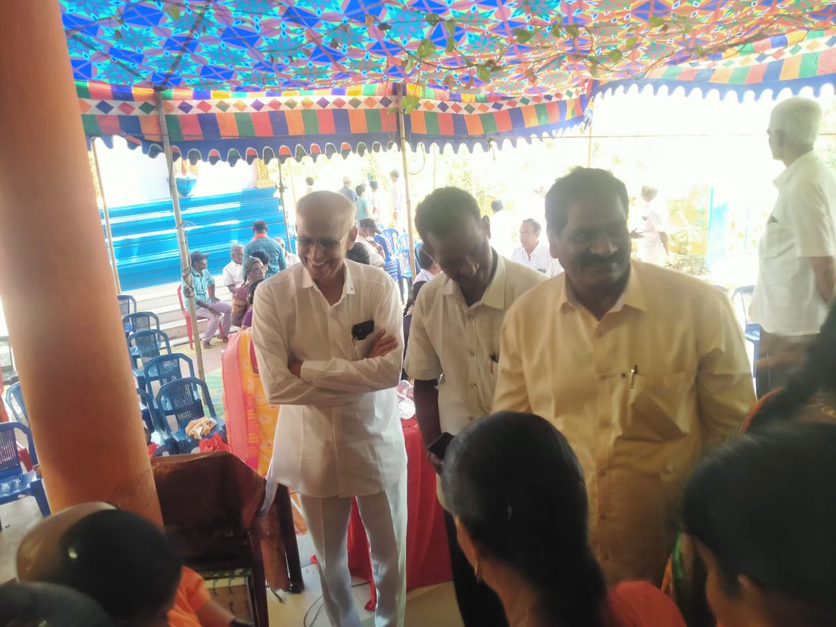 BjpKakinada's tweet photo. *_ప్రత్తిపాడు వివేకానంద సేవా సమితి_ *

ప్రత్తిపాడు వివేకానంద విగ్రహం సుమారు 29 సంవత్సరాలుగా రంగులు లేక విగ్రహం ఒక రూపురేఖలు కోల్పోయి,
విగ్రహం మరమ్మతులు చేసి రంగులు వేశారు 
 వివేకానంద సేవ సమితి సభ్యులు స్వామీజీలు RSS సభ్యులు విగ్రహం ప్రతిష్ట కార్యక్రమంలో పాల్గొన్నారు. https://t.co/cqjYznfMk5