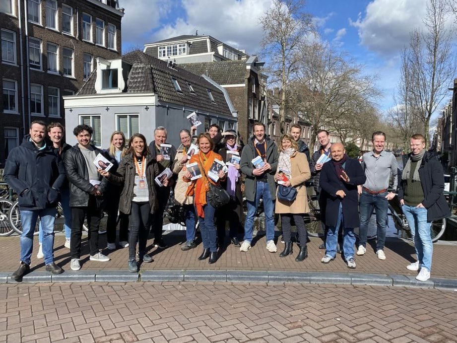 In het laatste weekend voor de verkiezingen is de Amsterdamse VVD weer volop aanwezig in de stad. 

Samen met staatssecretaris en Amsterdammer <a href="/ericvanderburg/">Eric van der Burg</a> gingen we in gesprek met bewoners en ondernemers uit de Jordaan. 

#doenwatnodigis