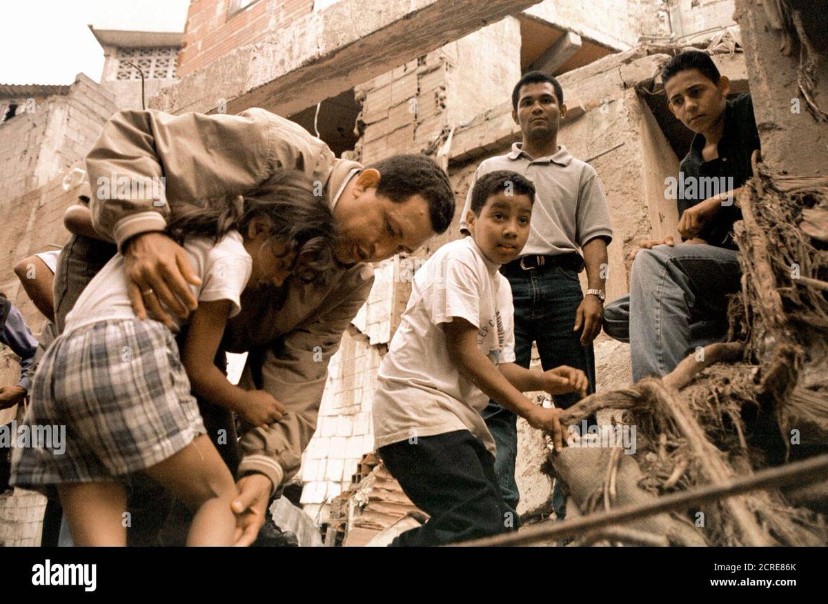 nataguerrilla's tweet photo. A Chávez se le reconoce por ser el primer presidente transparente y abierto a su Pueblo. Su carácter de comunicador no se limita a lo que veíamos en pantalla o en sus escritos, fue el primero en acercarse a la gente, en ir al barrio y tocar puertas. #ChávezComunicador https://t.co/mDpphvLzgt