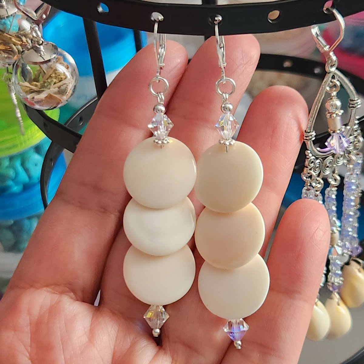 TribalTurquoise's tweet photo. Oyster shells and Swarovski crystals all on sterling silver 
#indigenousdesign #nativeearrings #nativeswag https://t.co/79vNZGLxus