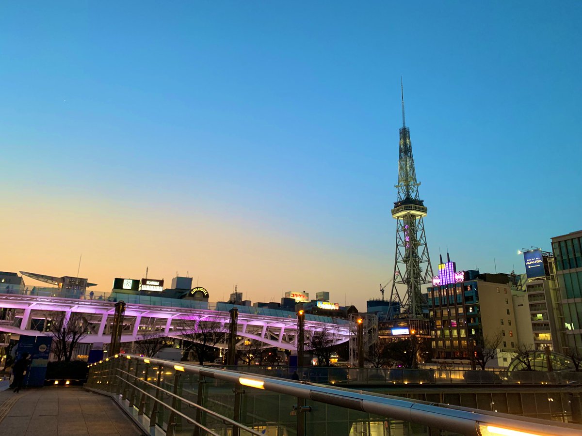 BGazuchi's tweet photo. 名フィルと美容メンテの休日🌸
ホールに透き通る音がとっても心地よくてうとうと🎼💗🎹🎻🎺
テレビ塔とお花のコラボも美しかったです🌸✨
珍しく予定が続いて3日連続の栄でした🐰
#久屋大通公園
#MalcolmArnold
#Symphony5 https://t.co/9z7beOceK2