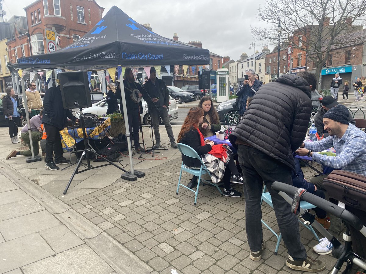 Great turn-out already outside Kavanagh’s for the <a href="/D7ForAll/">D7ForAll</a> solidarity day. Great to see <a href="/CabraCatu/">CATU Cabra</a> there also.